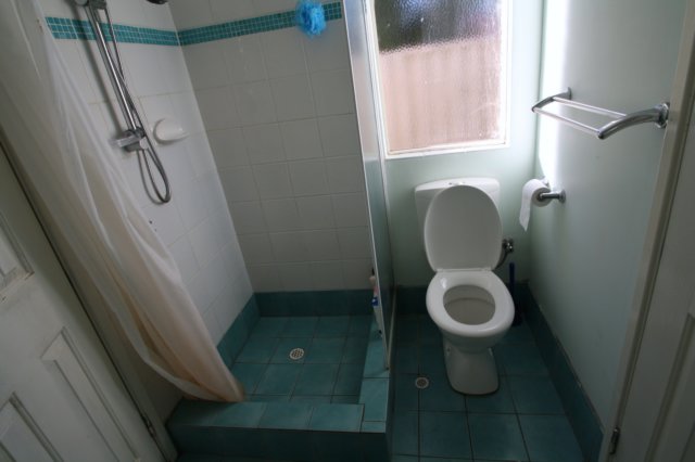 apinedaleensuiteshowerandtoilet.jpg