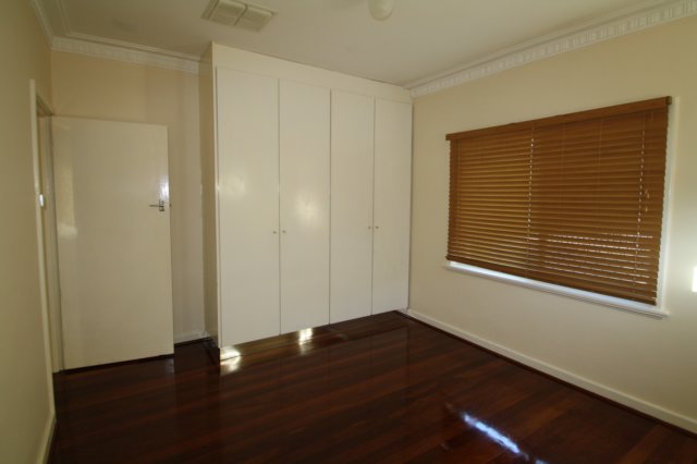 playfieldstreetmainbedroom.jpg